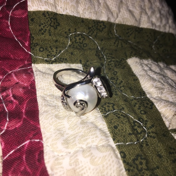 Stunning Pearl Ring - Picture 2 of 4